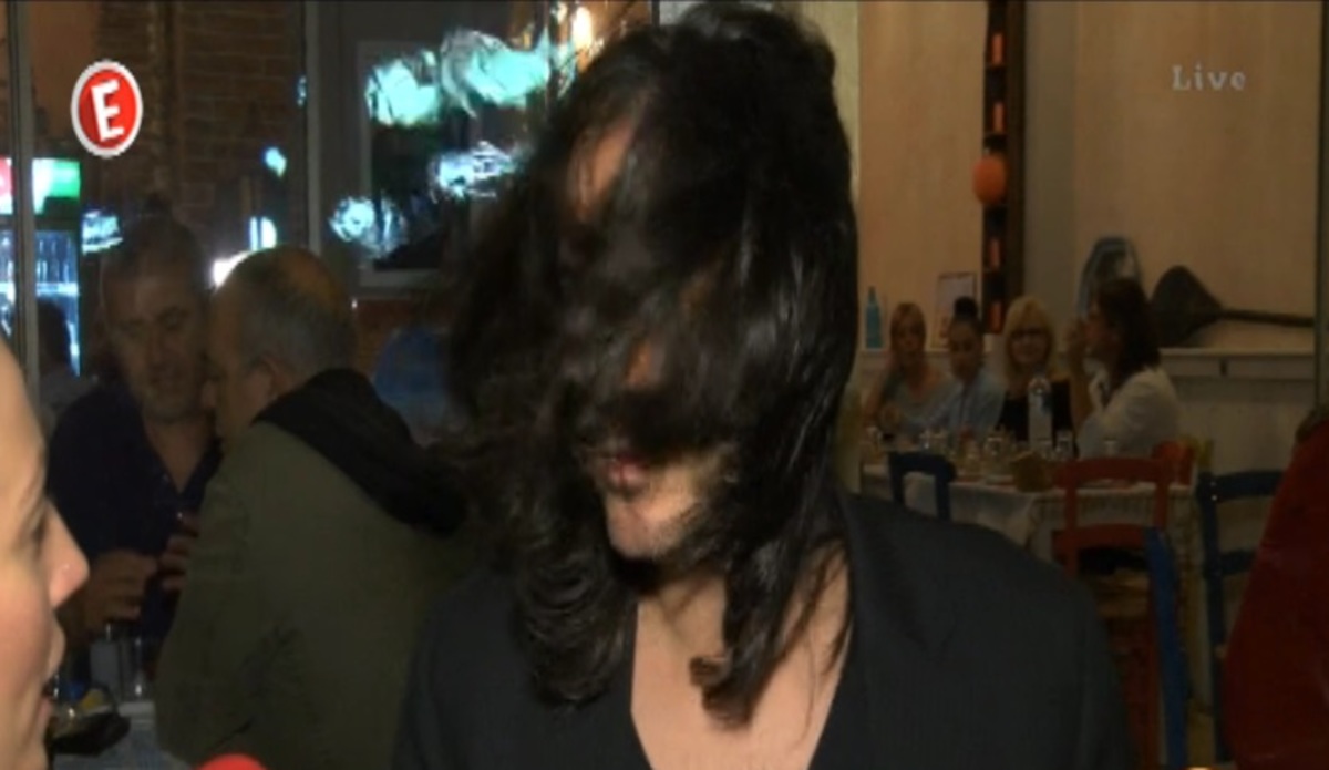 Αγνώριστος Έλληνας τραγουδιστής… «έτρωγε» τα μαλλιά του ενώ προσπαθούσε να απαντήσει στους δημοσιογράφους