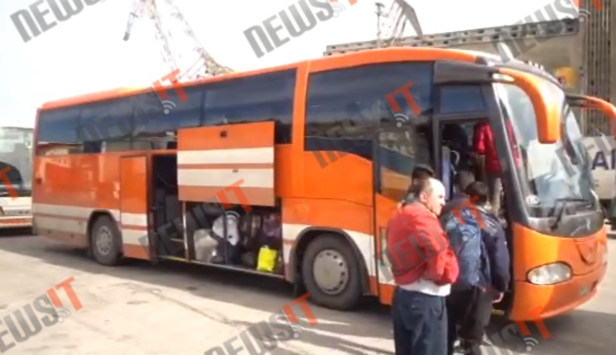 Πειραιάς: Λεωφορείο με πρόσφυγες