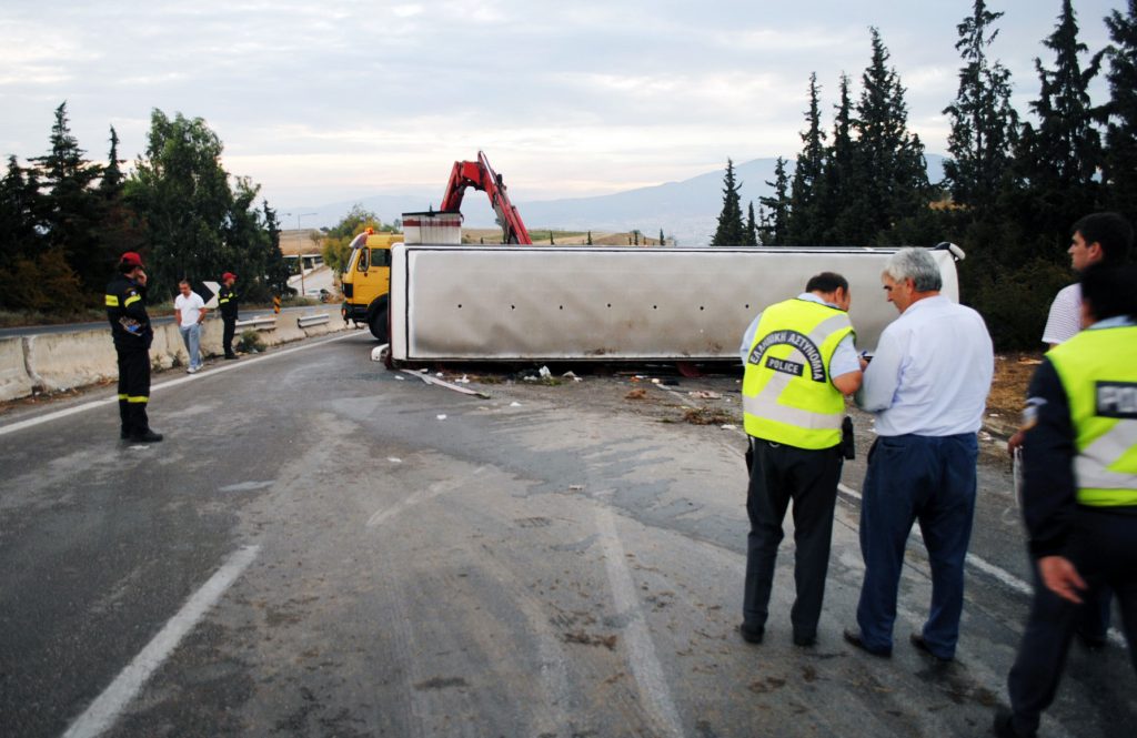 Αίμα στην άσφαλτο: ανατροπή λεωφορείου με 4 νεκρούς στη Χαλκιδική – 36χρονος έσωσε τη γυναίκα και το παιδί του πριν ξεψυχήσει στο δρόμο