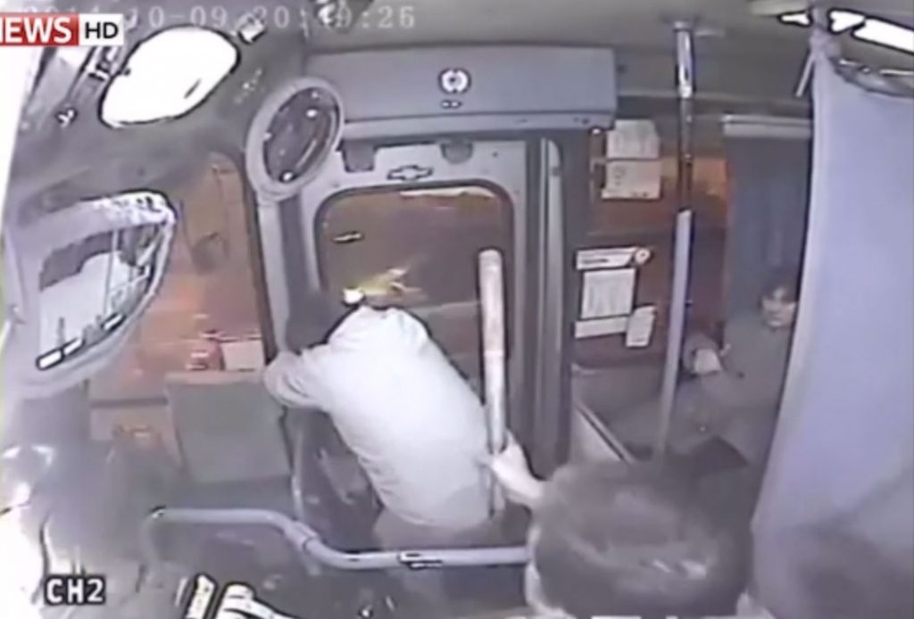 Οδηγός λεωφορείου έκανε “μαύρο” στο ξύλο επίδοξο… τσαντάκια (VIDEO)