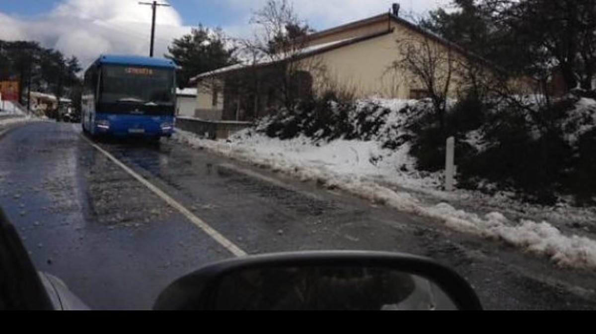 Σοκ: Κινδύνεψαν μαθητές στο δρόμο για το Γυμνάσιο Αγρού – Τα λεωφορεία γλίστρησαν στον πάγο