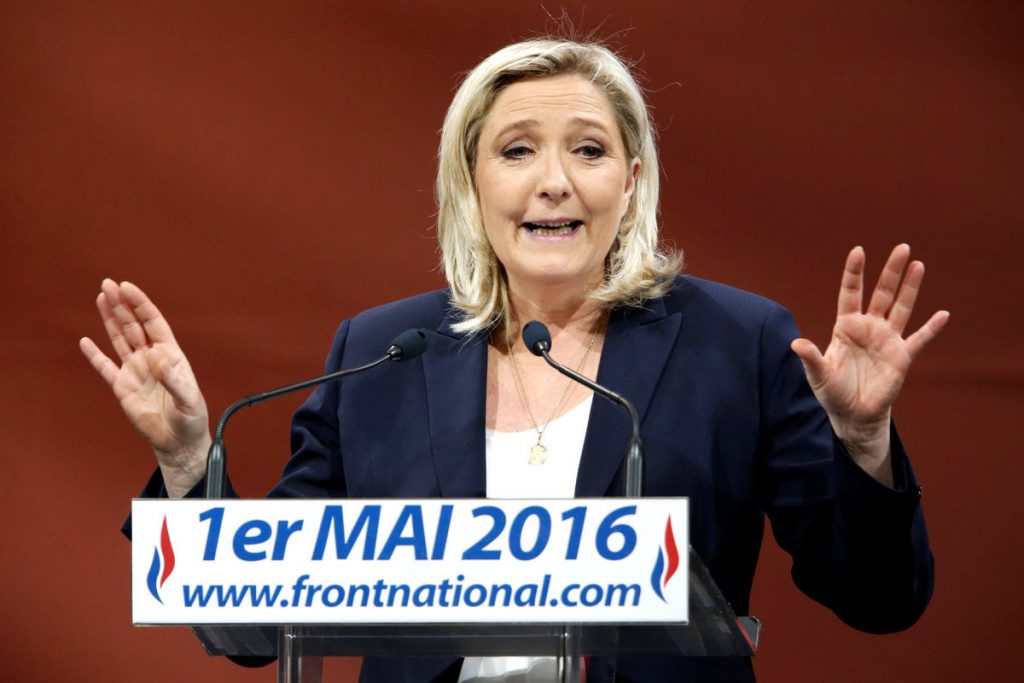 Μαρίν Λε Πεν: Επίθεση από γυμνόστηθες και τον… πατέρα της! (VIDEO)