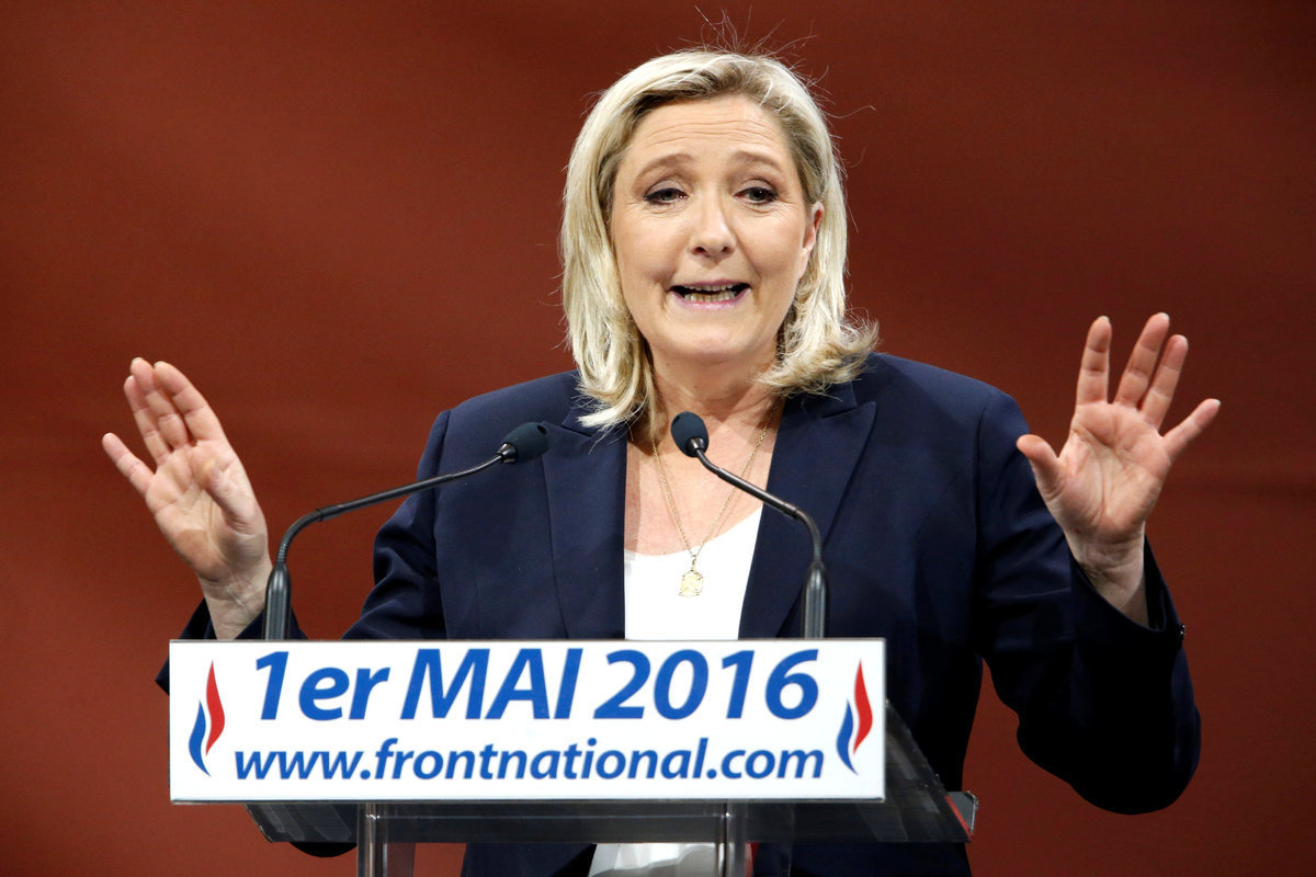 Μαρίν Λε Πεν: Επίθεση από γυμνόστηθες και τον… πατέρα της! (VIDEO)