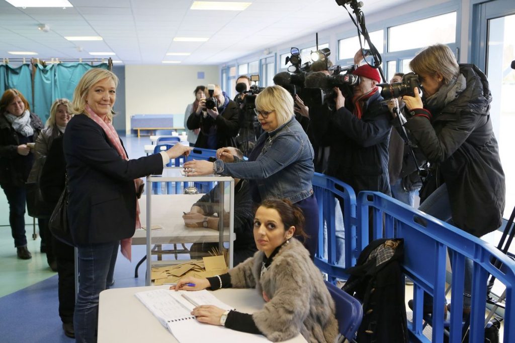Ψηφίζουν σήμερα οι Γάλλοι, ελπίζει σε θρίαμβο η Λεπέν