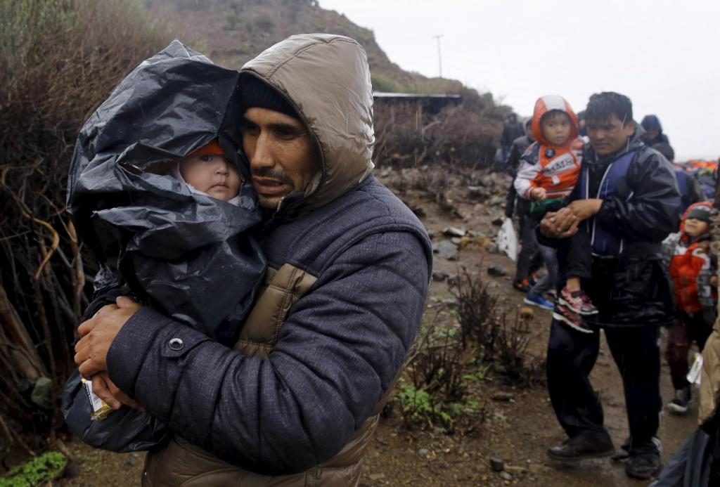 Σημερινή εικόνα: Ένα μωράκι τυλιγμένο σε ... σακούλα για να μη βραχεί - ΦΩΤΟ REUTERS