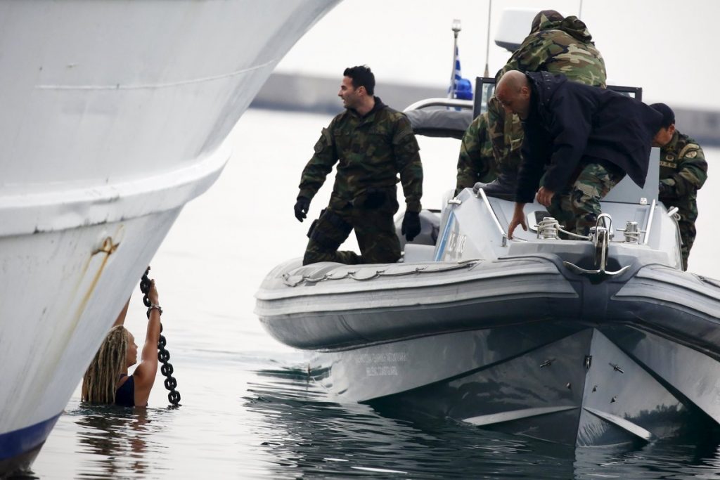 Μυτιλήνη: “Αλληλέγγυοι” έπεσαν στο λιμάνι για να μην αφήσουν το πλοίο να μεταφέρει μετανάστες στην Τουρκία!