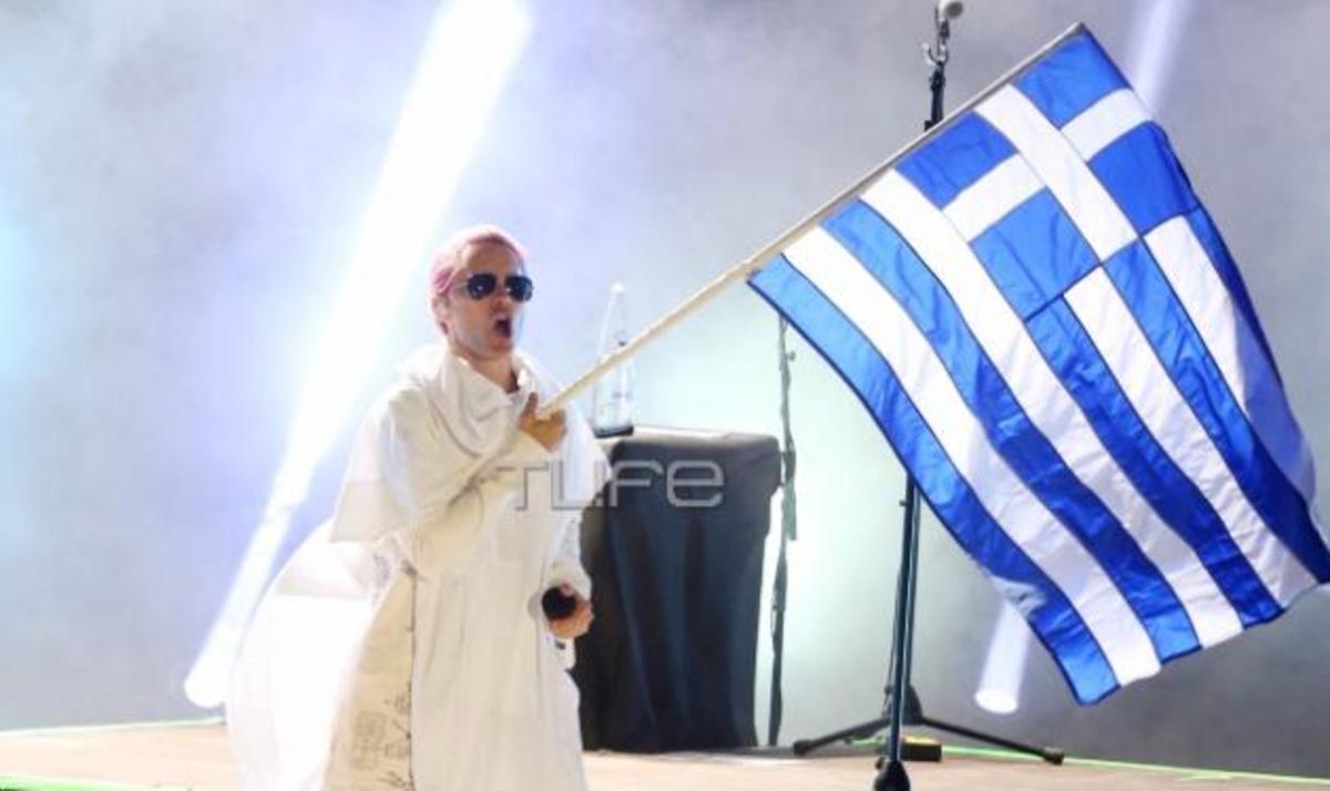 Χαμός στο Terra Vibe με τον Jared Leto – Με τη γαλανόλευκη στη σκηνή ο τραγουδιστής