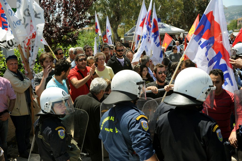 Αποδοκίμασαν τον πρωθυπουργό στη Λευκάδα – Βίντεο από την επεισοδιακή επίσκεψη