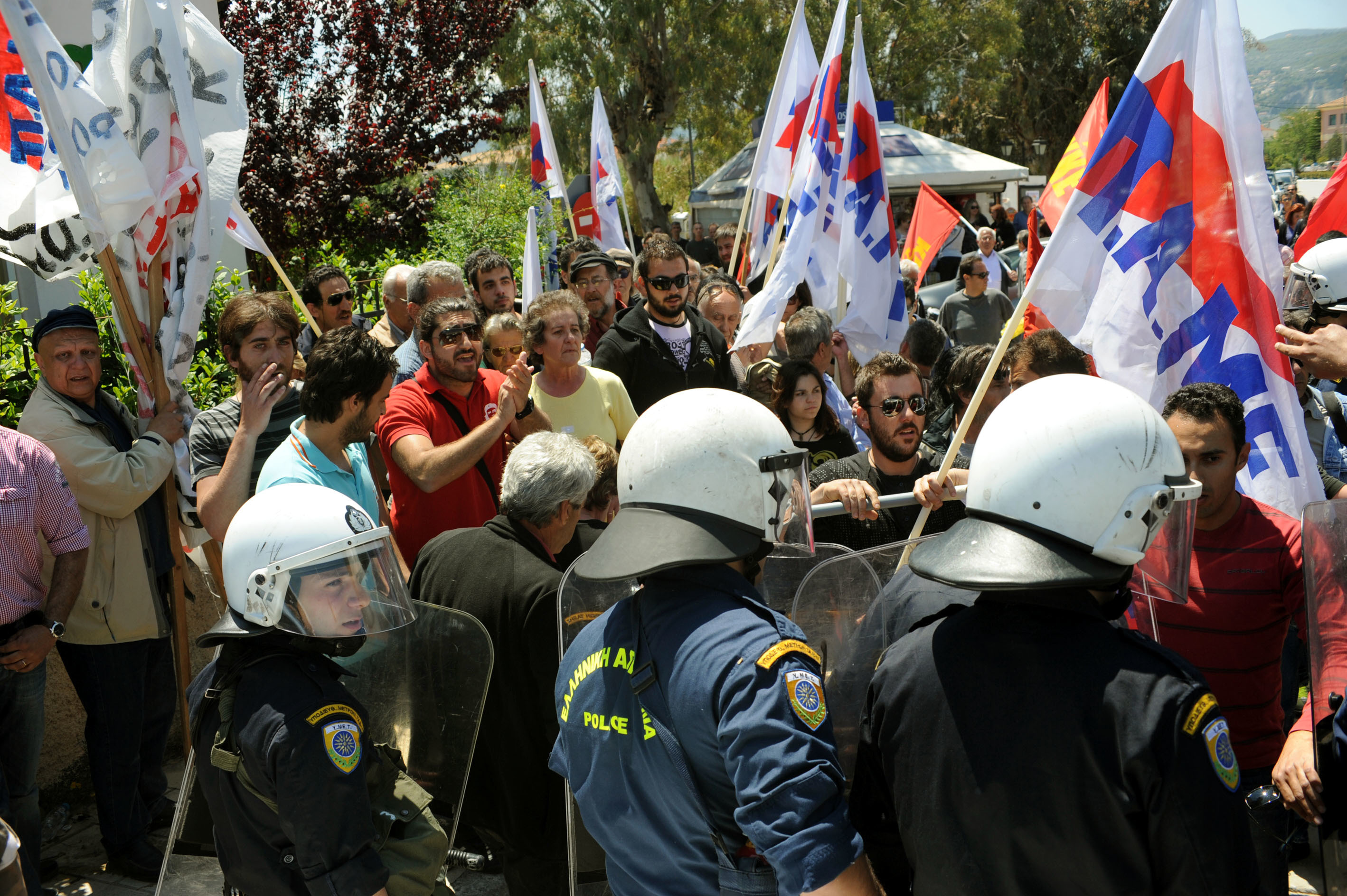 Αποδοκίμασαν τον πρωθυπουργό στη Λευκάδα – Βίντεο από την επεισοδιακή επίσκεψη