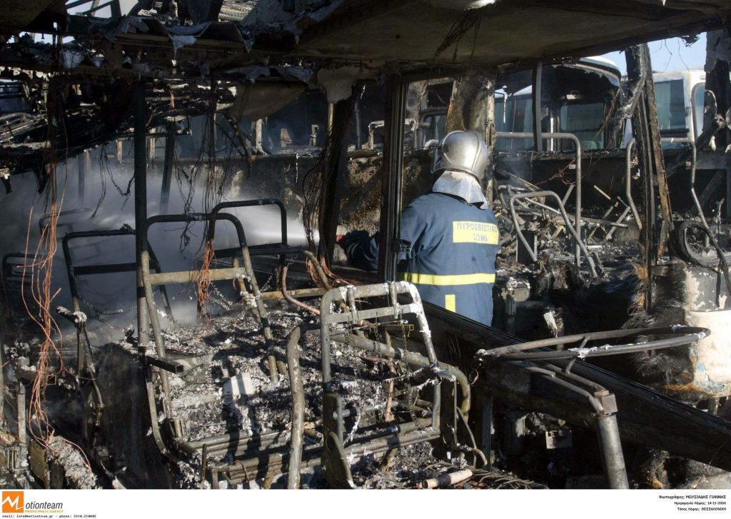 Στις φλόγες τουριστικό λεωφορείο στην Εγνατία