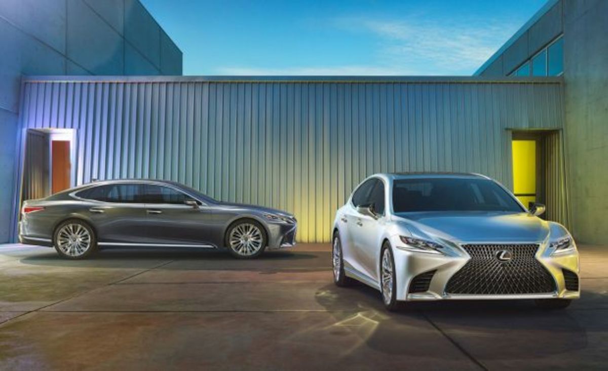 H Lexus θέτει θέμα επιβίωσης των σεντάν!