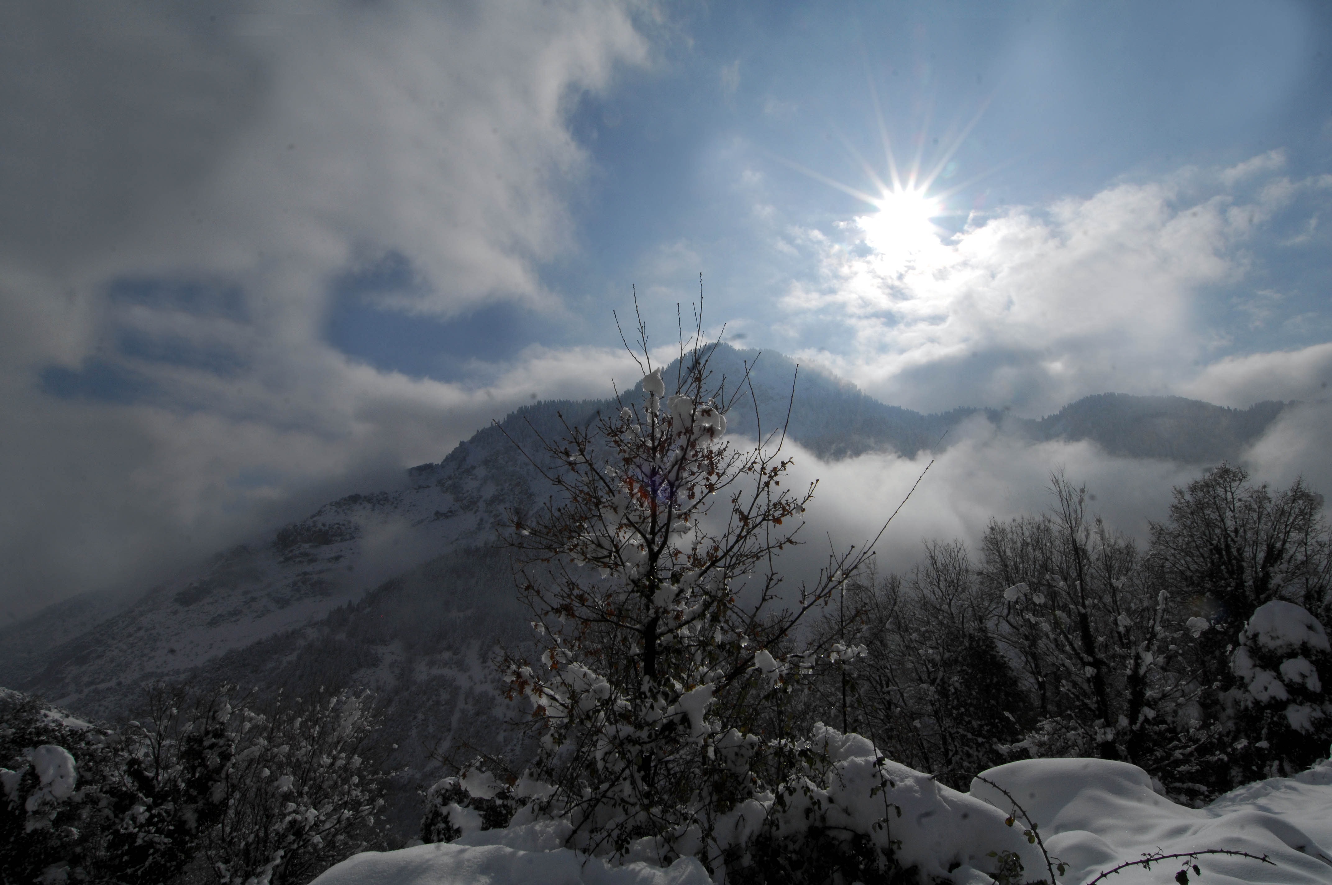 Λευκά Όρη: Τραυματίστηκε ορειβάτης. Σε εξέλιξη επιχείρηση της Πυροσβεστικής