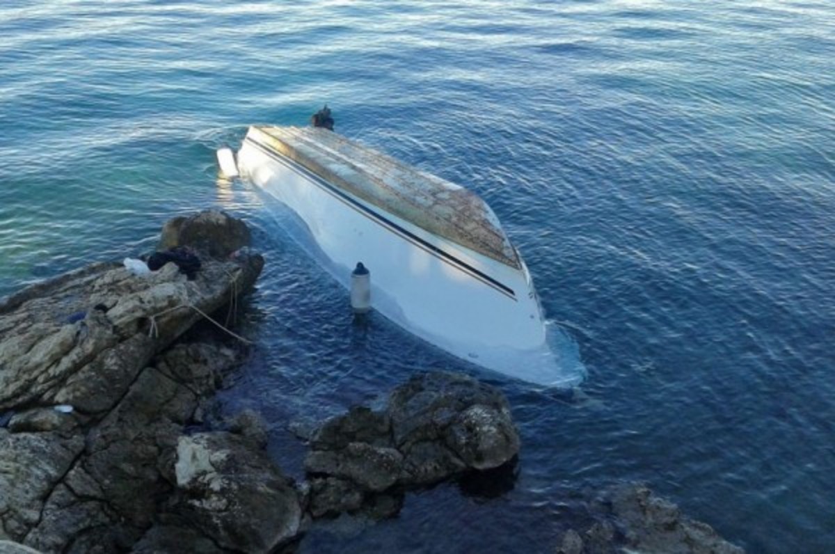 Χειροπέδες σε δύο διακινητές για το τραγικό ναυάγιο – Αναζητούνται άλλοι τρεις