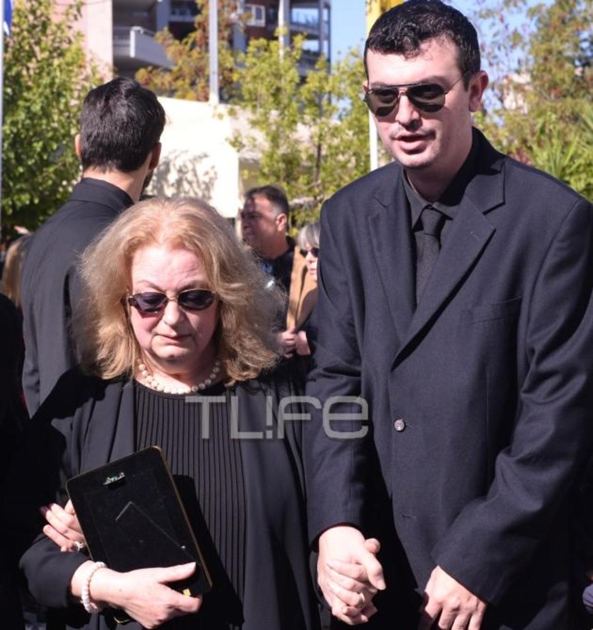 Συντετριμμένη η σύζυγος του Γιώργου Βασιλείου αποχαιρέτισε για πάντα τον σύντροφο της ζωής της