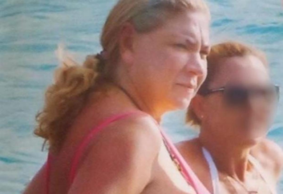 Δήμητρα Παπανδρέου: Με μικροσκοπικό ροζ μπικίνι στην παραλία!