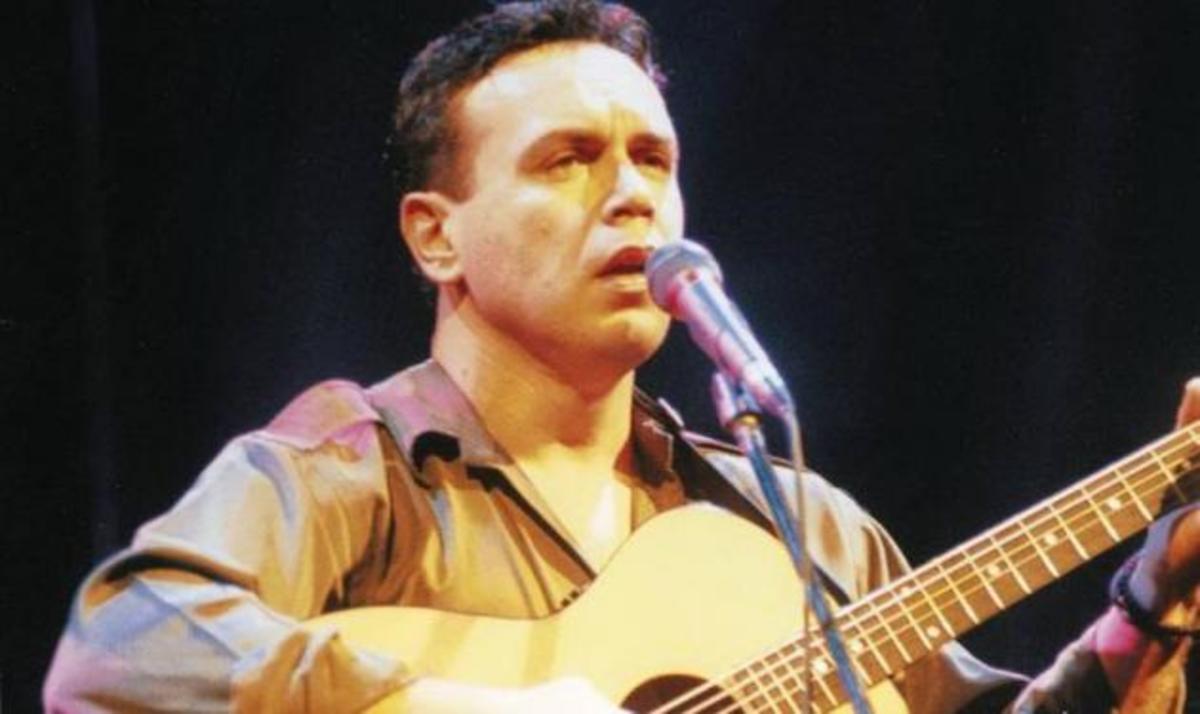 Μανώλης Λιδάκης: Έπαθε εγκαύματα για να σώσει τον σκύλο, μέσα από το φλεγόμενο αμάξι του!