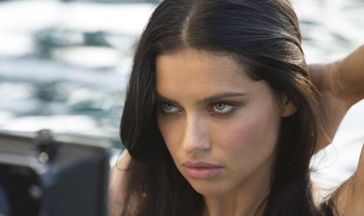 Η φωτογραφία της ιδρωμένης Adriana Lima στο γυμναστήριο “ανάβει φωτιές”!
