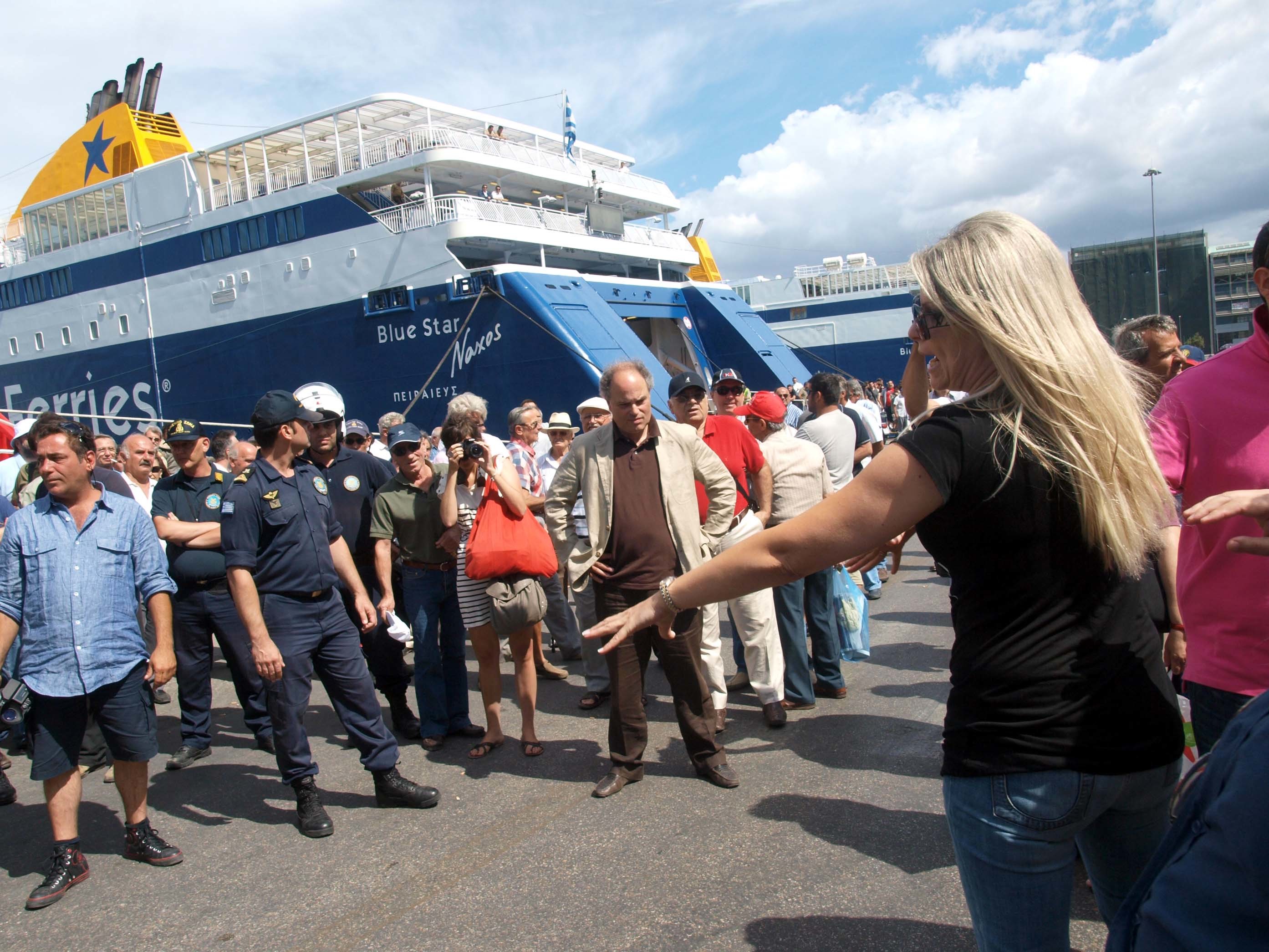 Το σχόλιο του Γιάννη Λοβέρδου για το μαρτύριο στο λιμάνι του Πειραιά