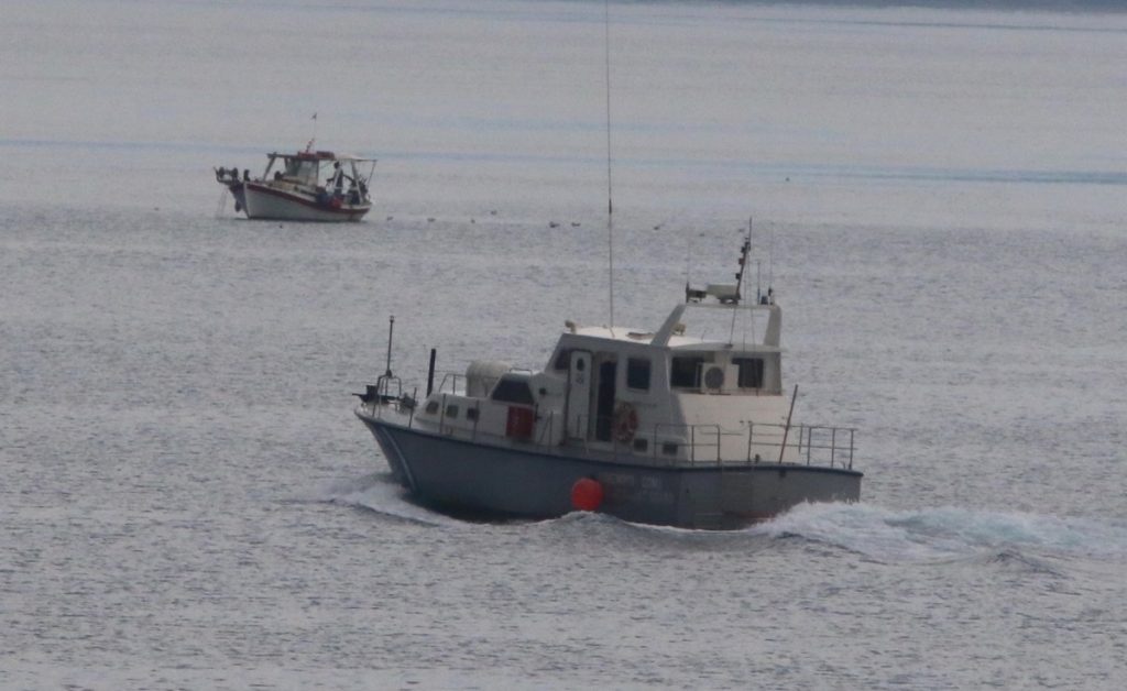 Ηράκλειο: Ιστιοφόρο πλέει ακυβέρνητο εν μέσω θυελλωδών ανέμων