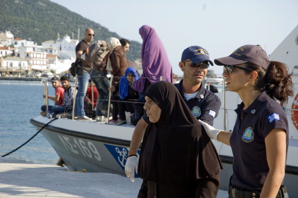 Παιδιά και γυναίκες μεταξύ των 52 παράνομων μεταναστών που εντοπίστηκαν σε βραχονησίδα