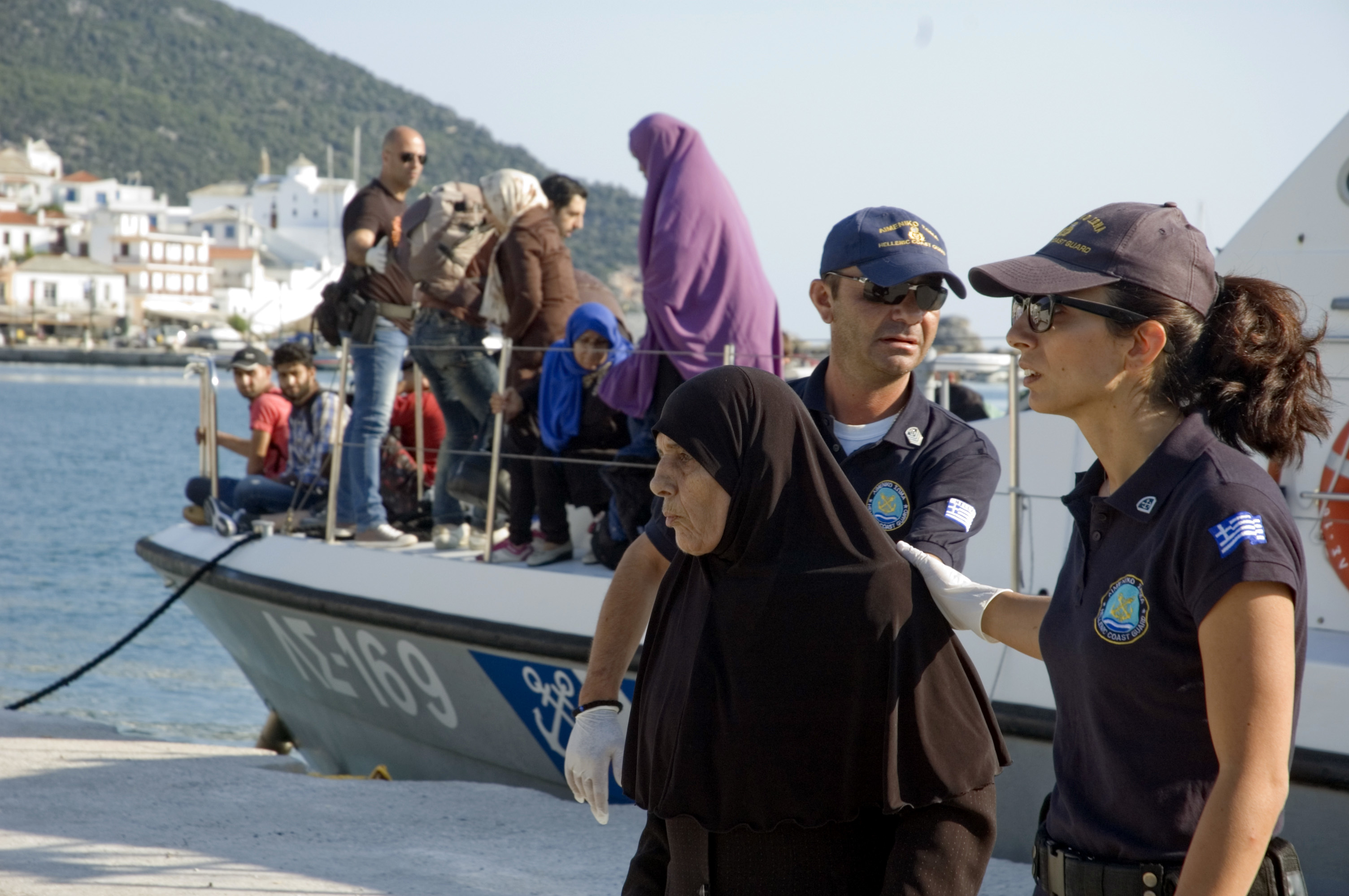 Παιδιά και γυναίκες μεταξύ των 52 παράνομων μεταναστών που εντοπίστηκαν σε βραχονησίδα