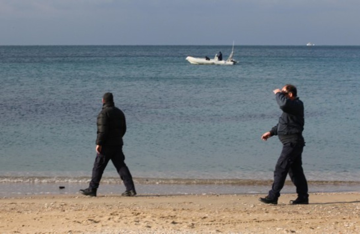 Ακυβέρνητο σκάφος με τρεις επιβαίνοντες στον Ευβοϊκό