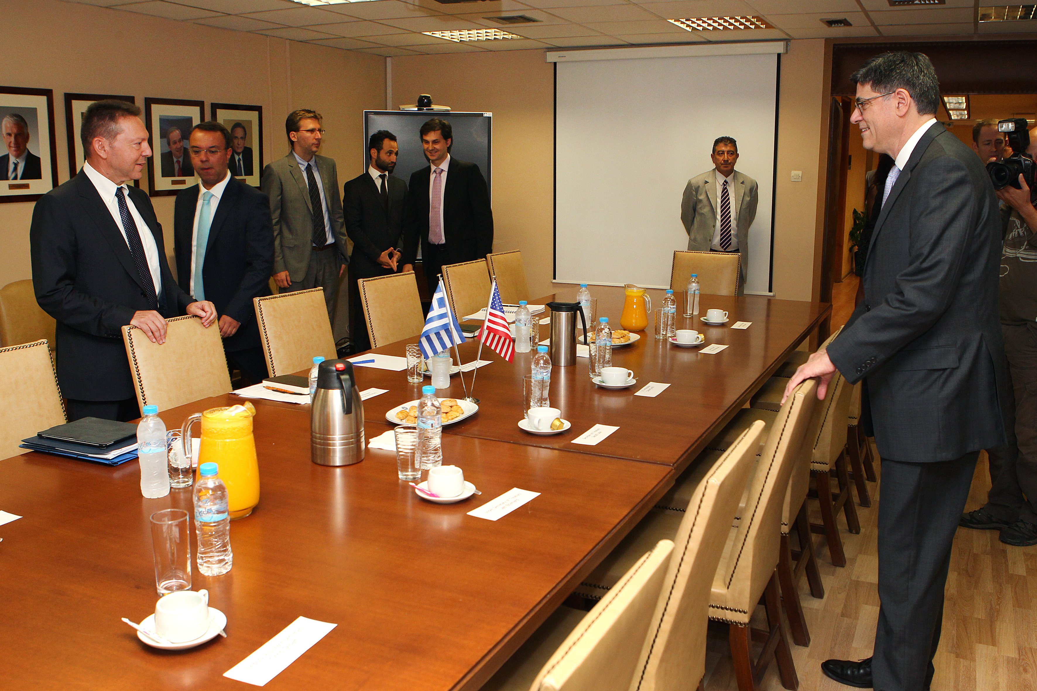 Απο τη συνάντηση στο υπουργείο οικονομικών. ΦΩΤΟ EUROKINISSI