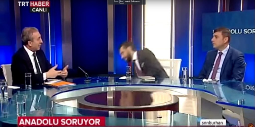 Λιποθύμησε στον αέρα ο διευθυντής τουρκικού καναλιού! Έπεσε στο πάτωμα! [vid]