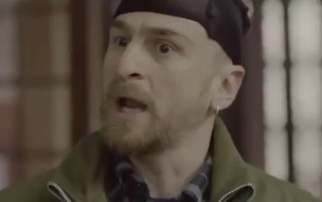 Ποιος κρύβεται πίσω από την κουκούλα του τηλεοπτικού ληστή;