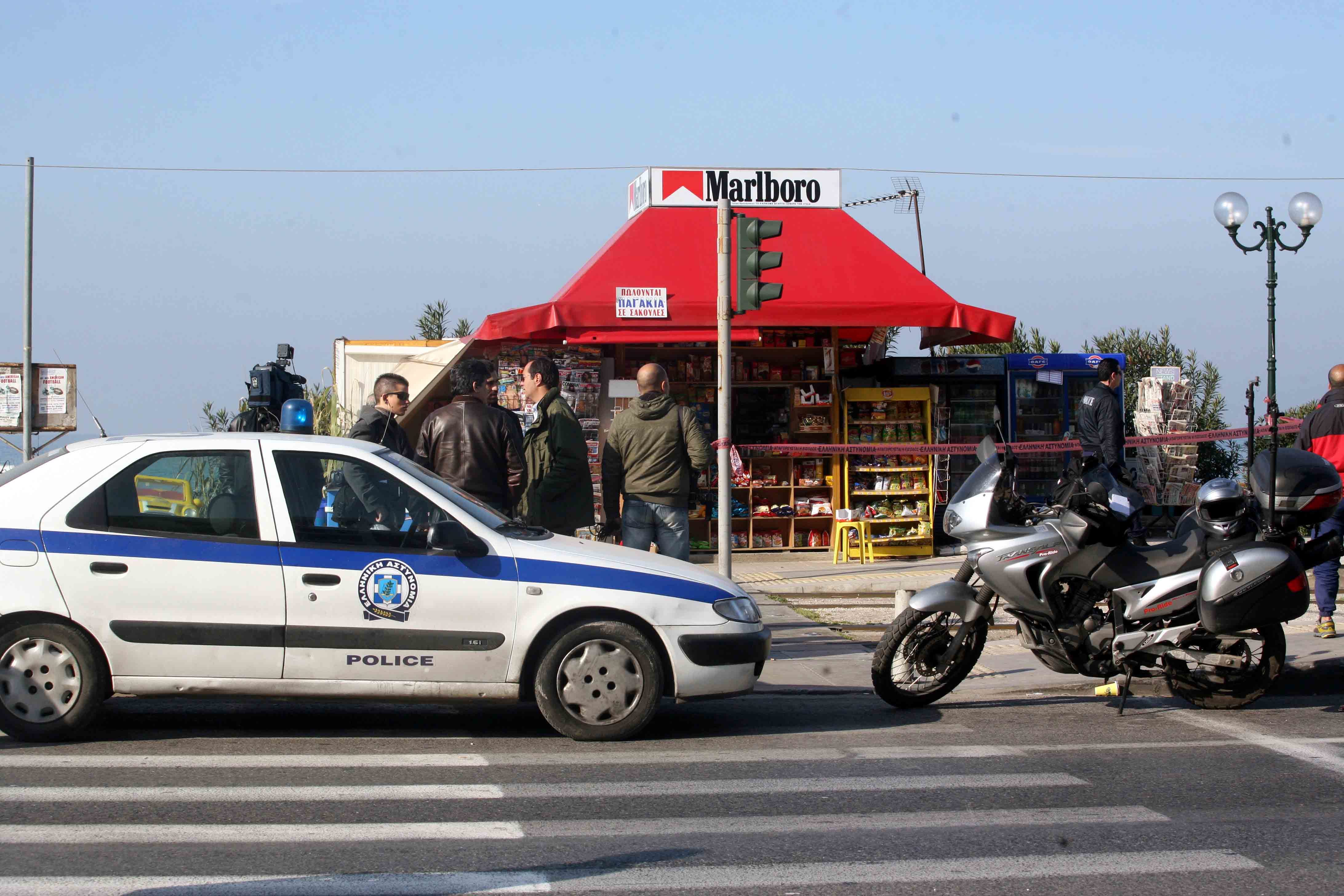 Οι δράστες πήραν και 5 κούτες με τσιγάρα - ΦΩΤΟ EUROKINISSI