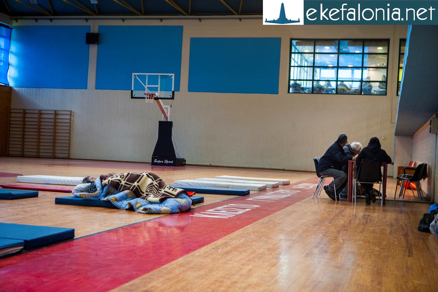 Στα όριά τους οι κάτοικοι της Κεφαλονιάς – Ηλικιωμένοι κοιμήθηκαν στο πάτωμα κλειστού γυμναστηρίου