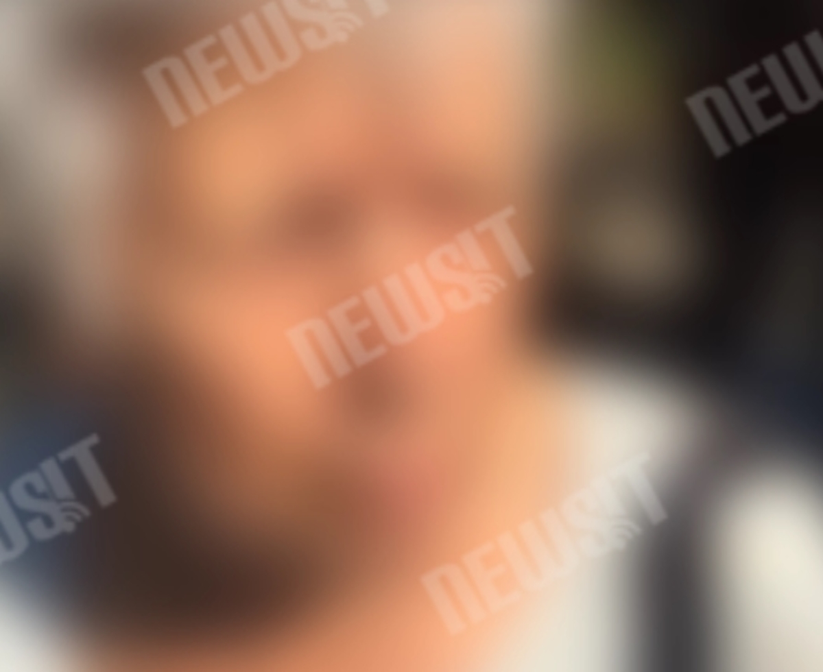 Γιαγιά που βοηθάει πρόσφυγες