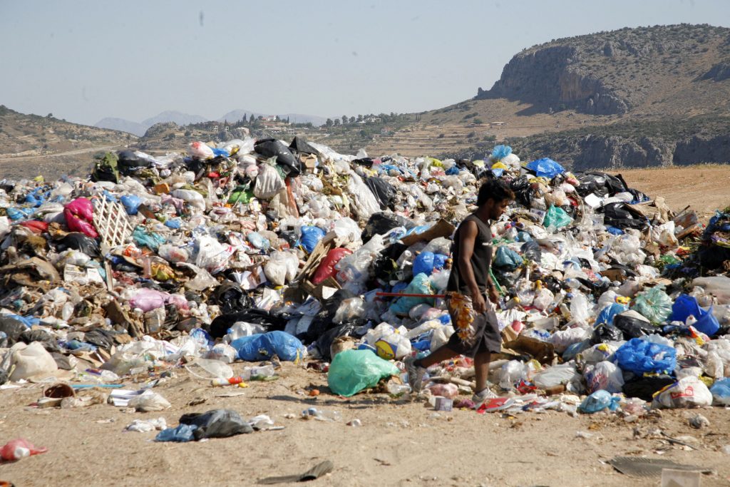 Τεράστιοι λόφοι σκουπιδιών στην Τρίπολη