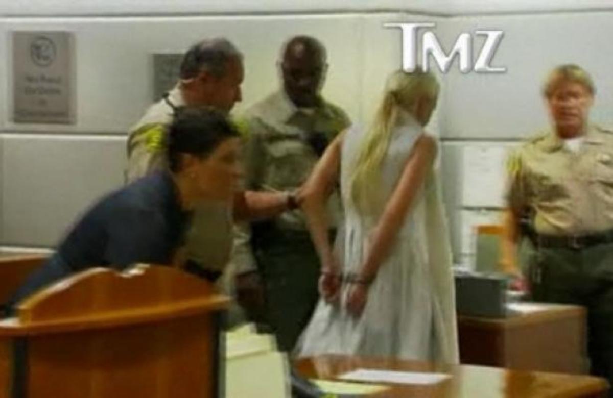 Πήραν με χειροπέδες διάσημη ηθοποιό από το δικαστήριο