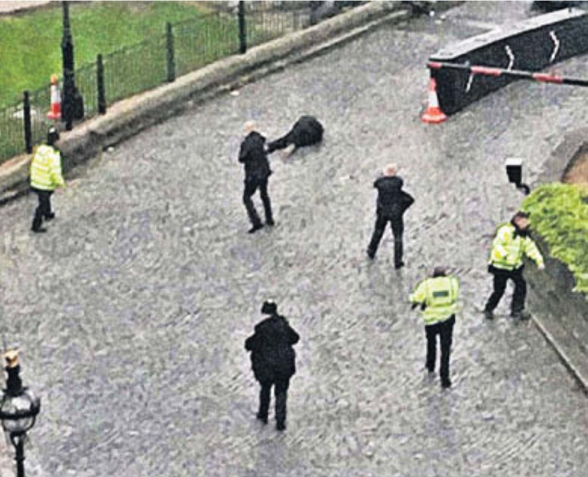 Λονδίνο: Η δραματική στιγμή που ο δράστης πέφτει νεκρός [pics]