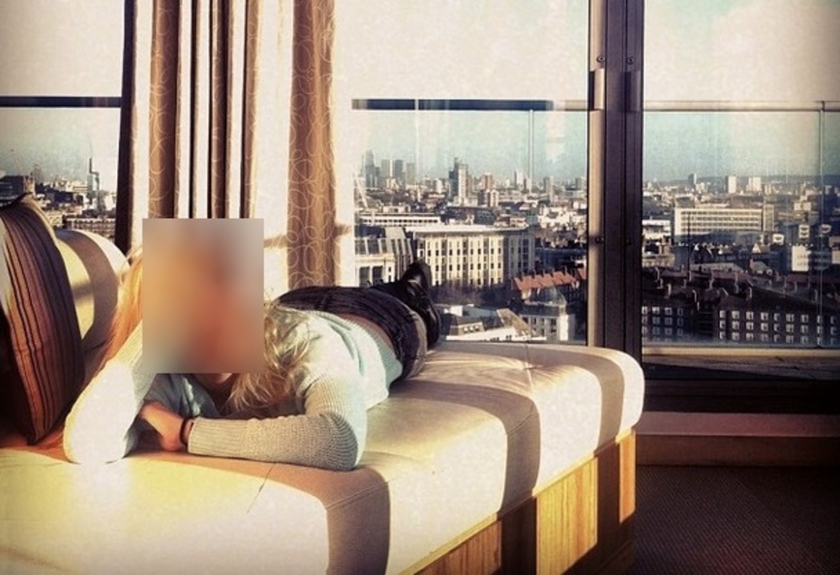 Ποια Ελληνίδα παρουσιάστρια απολαμβάνει τη θέα από το δωμάτιό της στο Λονδίνο;