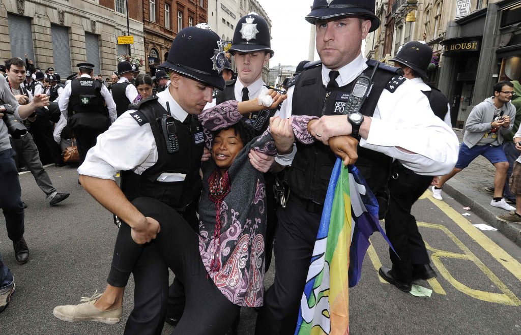 Συμβαίνει κι αλλού… Διαδηλώσεις, επεισόδια και συλλήψεις στο Λονδίνο – Δείτε ΦΩΤΟ
