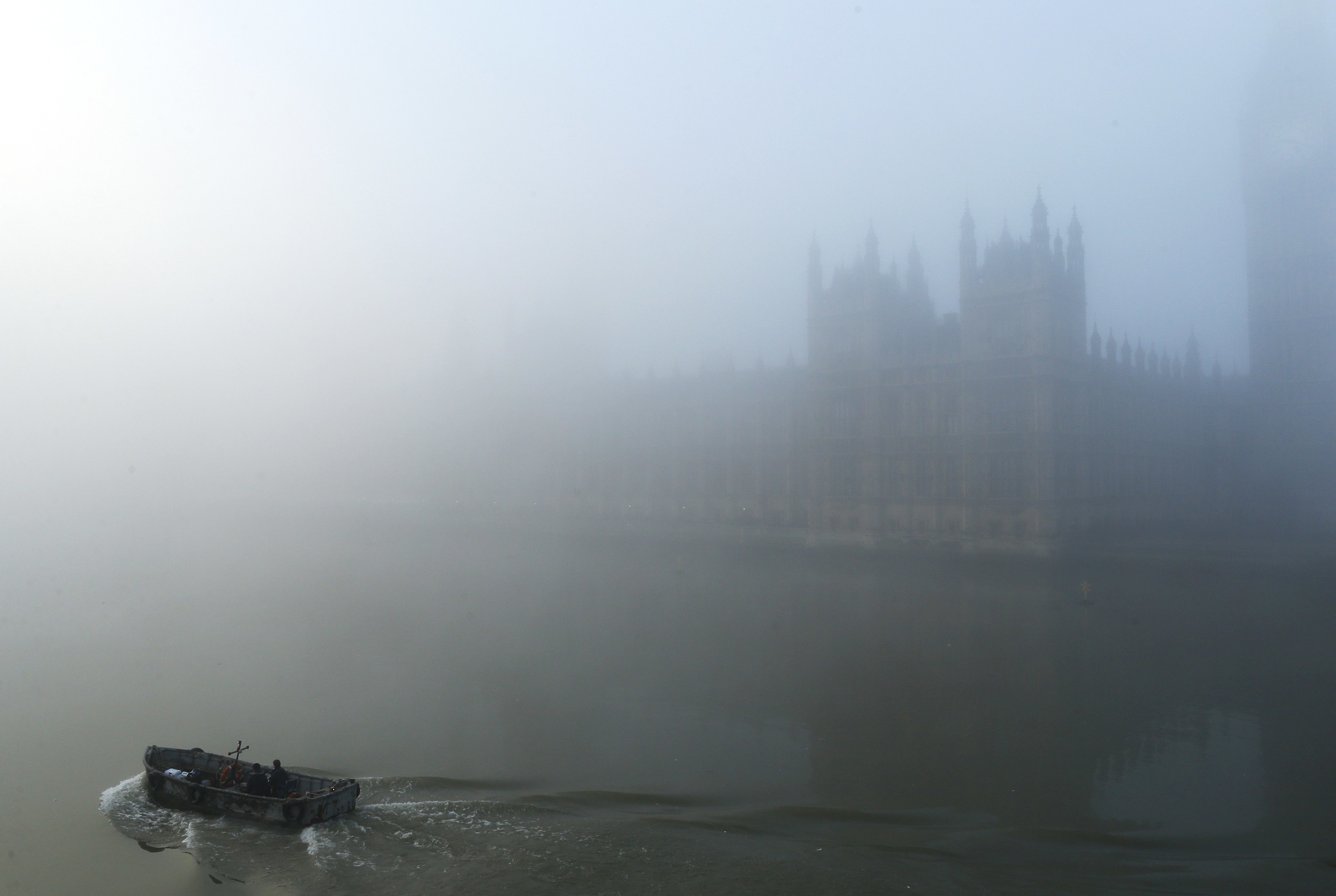 Το Λονδίνο χάθηκε στην ομίχλη! Εντυπωσιακές ΦΩΤΟ