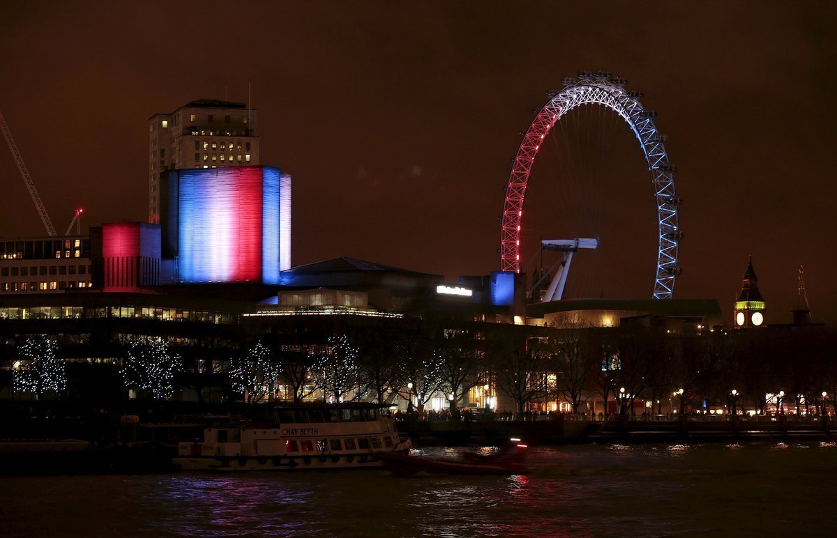 Παρίσι: Το Λονδίνο “φόρεσε” τη γαλλική σημαία – Οι αναρτήσεις των Μπέκαμ, Ρόουλινγκ και Έλτον Τζον