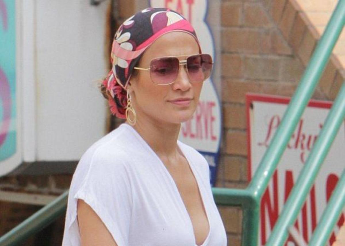 Η Jennifer Lopez σώζει μια bad hair day με μαντήλι! Βίντεο για να το αντιγράψεις κι εσύ!