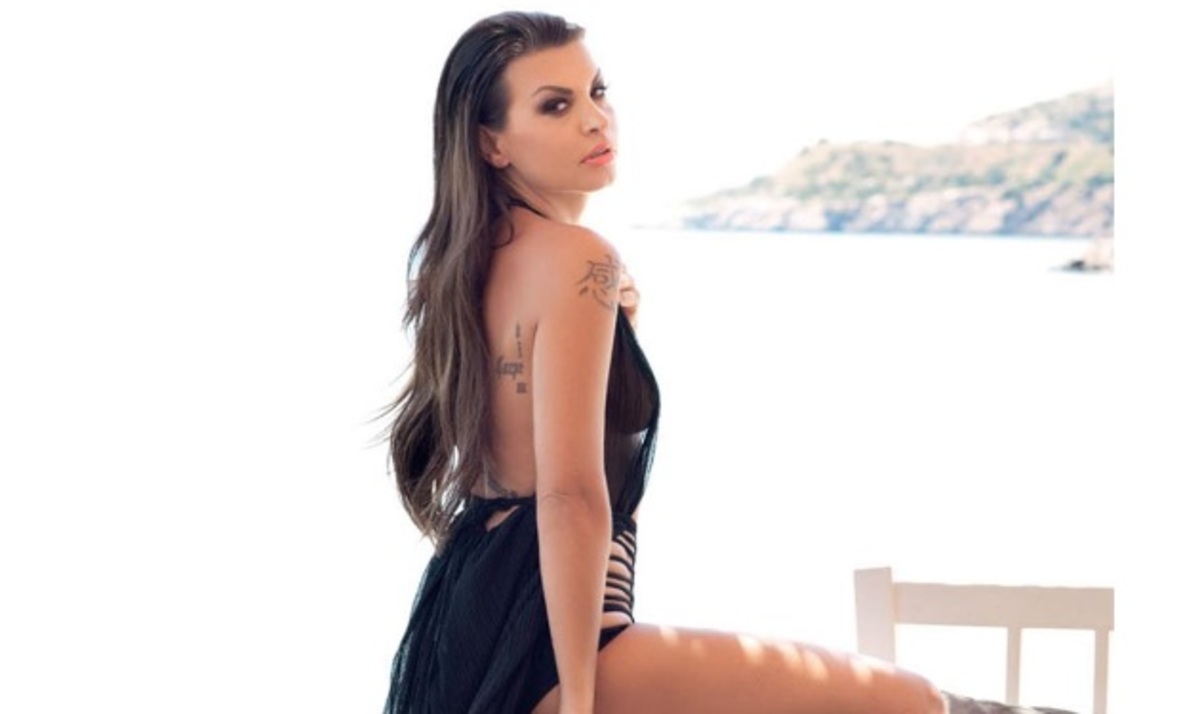 Νίνα Λοτσάρη: Η “καυτή” πόζα σε παραλία της Μυκόνου!