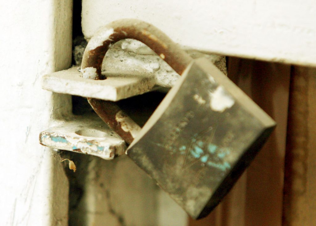 Σε μείωση ωρών και ημερών εργασίας προχωρούν οι επιχειρήσεις