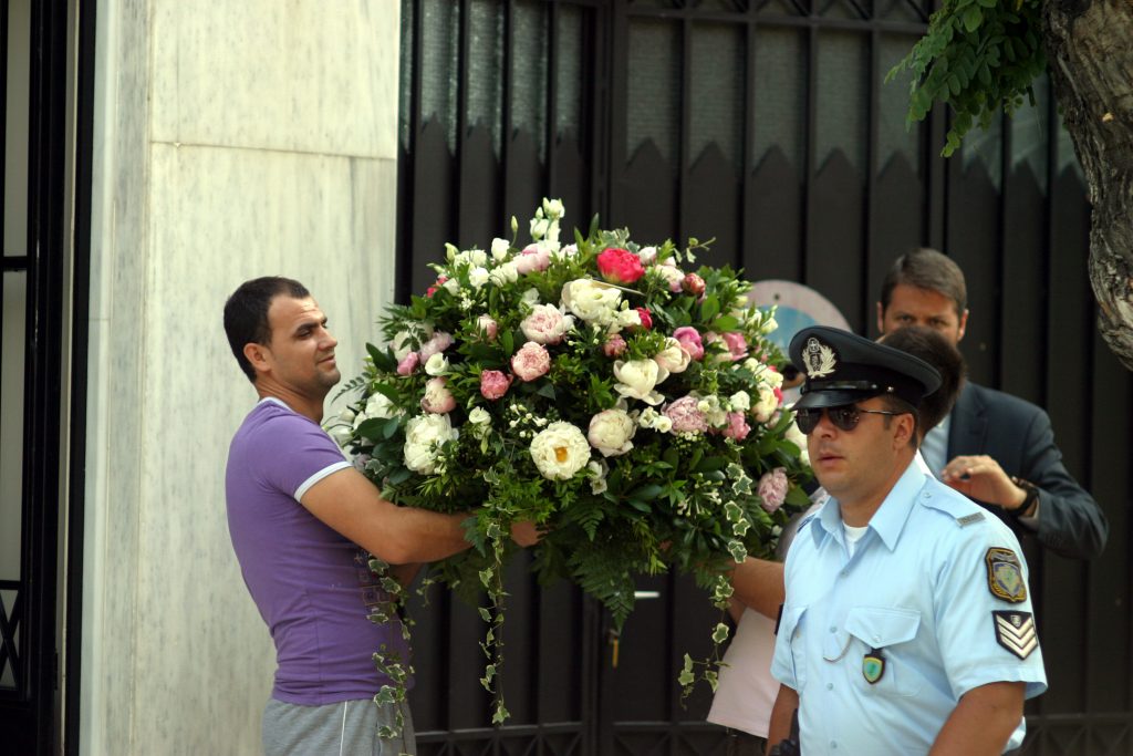Γέμισε λουλούδια το Μαξίμου! Ευχές για περαστικά στον πρωθυπουργό (ΦΩΤΟ)