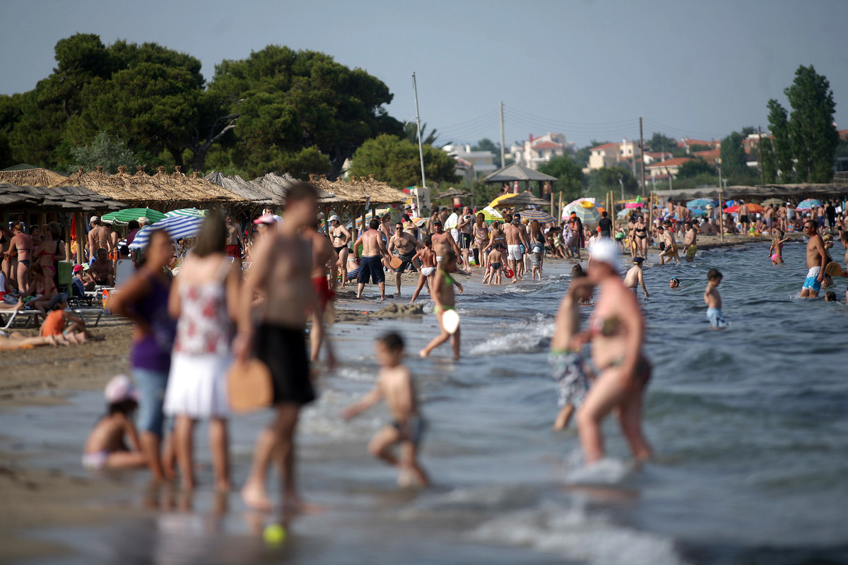 Φωτογράφιζε ανήλικα κορίτσια και μετά αυνανιζόταν στους θάμνους