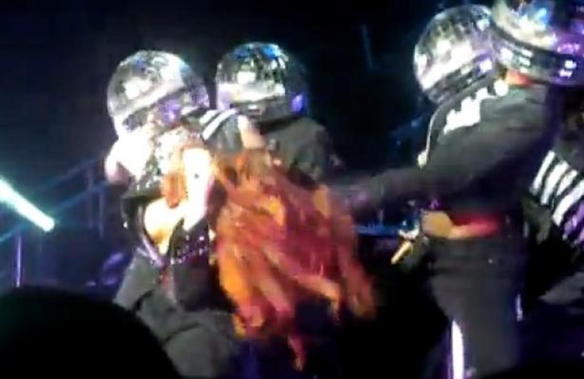 Της έμεινε το μαλλί στο χέρι (!) κατά την διάρκεια συναυλίας