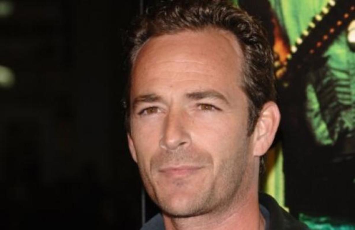 Ο Luke Perry «πέταξε» την μπλούζα του…