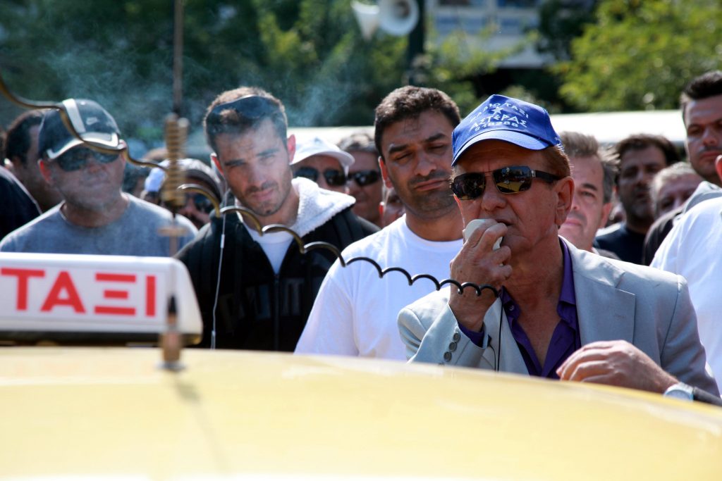 Έξαλλος ο Λυμπερόπουλος απειλεί με… κρέμασμα τους ταξιτζήδες!