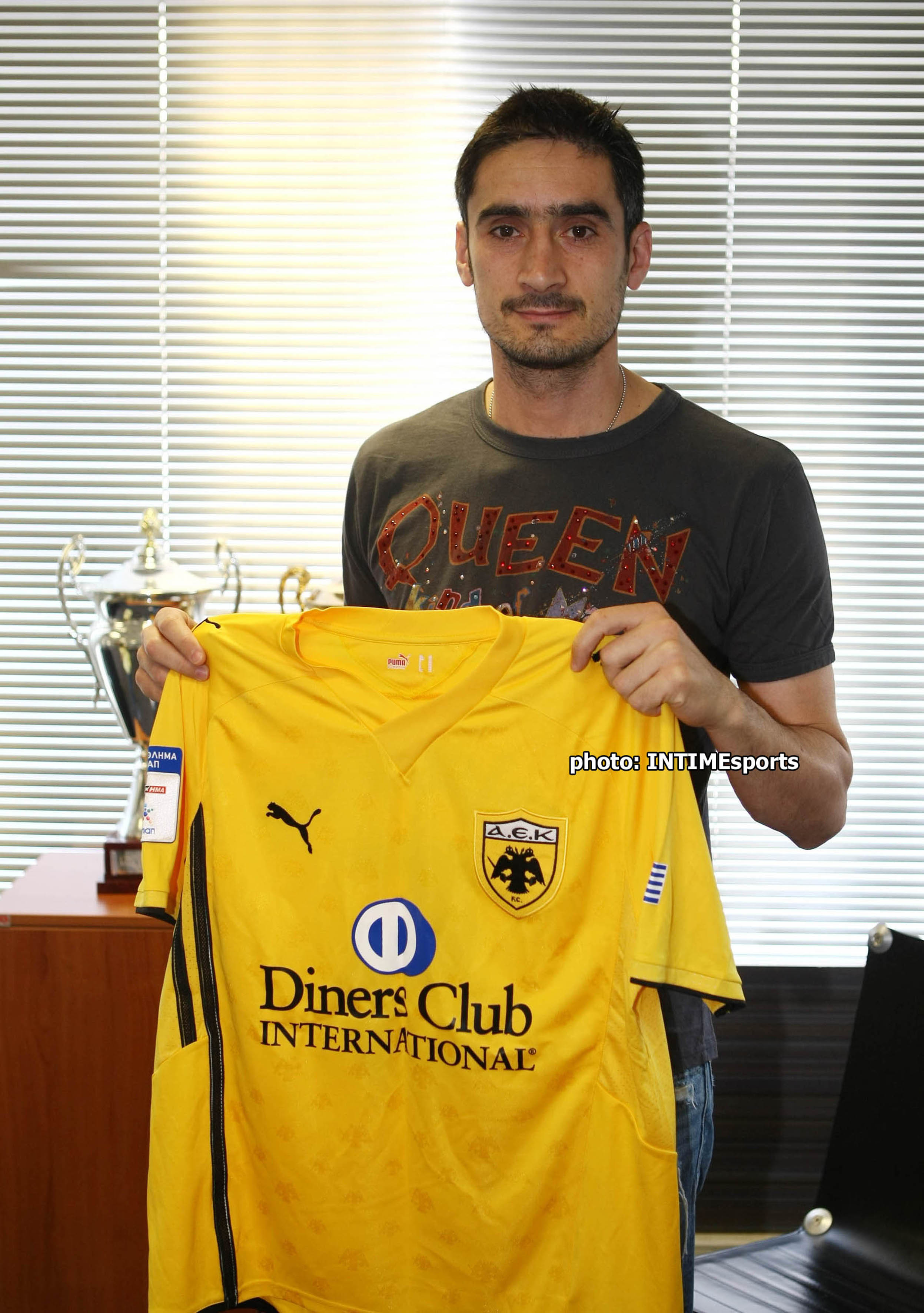 Ο Νίκος Λυμπερόπουλος με τη φανέλα της ΑΕΚ κατά την υπογραφή του συμβολαίου του