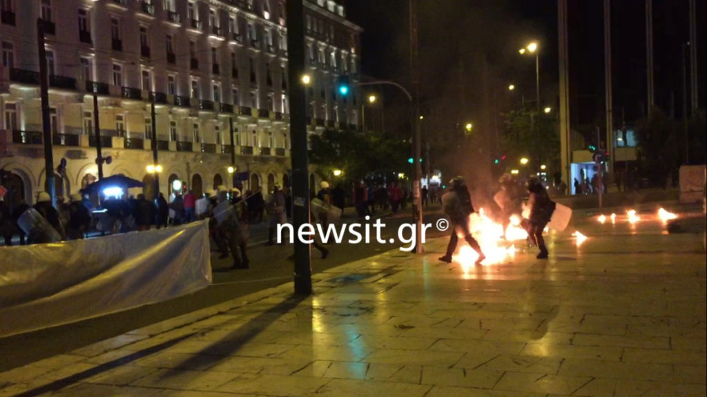 Σοβαρά επεισόδια έξω από τη Βουλή! Έσπασαν με βαριοπούλες τα φυλάκια – Πετροπόλεμος έξω από τη “Μ. Βρετάνια”