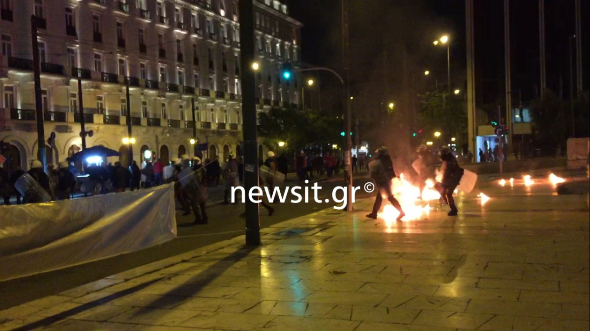 Σοβαρά επεισόδια έξω από τη Βουλή! Έσπασαν με βαριοπούλες τα φυλάκια – Πετροπόλεμος έξω από τη “Μ. Βρετάνια”